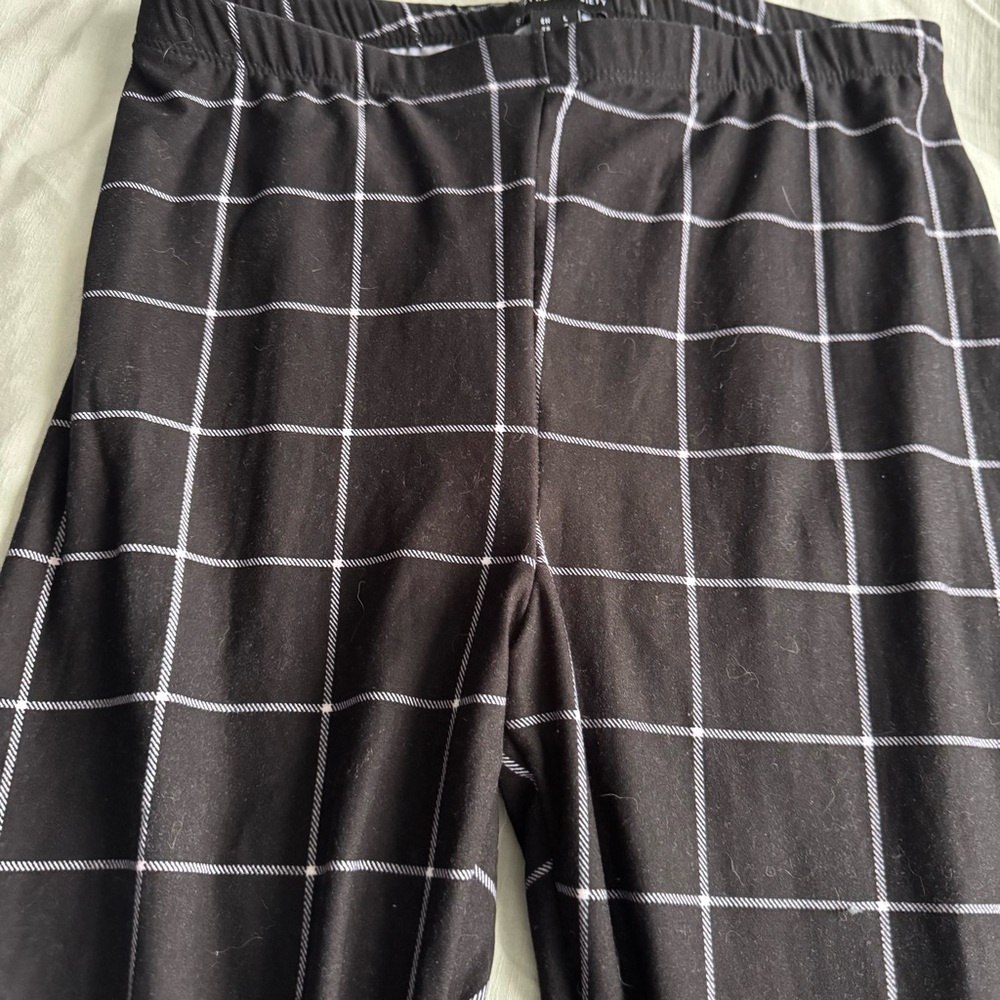 Bundle of two leggings sage green leggings black and white windowpain leggings - Picture 3 of 7